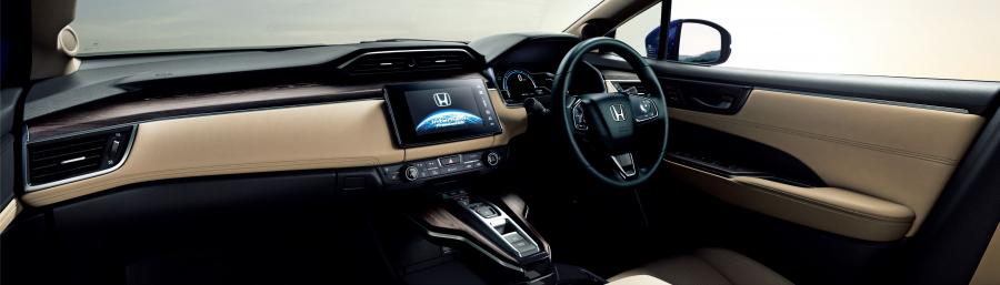Торпедо Honda Clarity Plug-In Hybrid 2018 года  (JP) (фото 3 из 11)